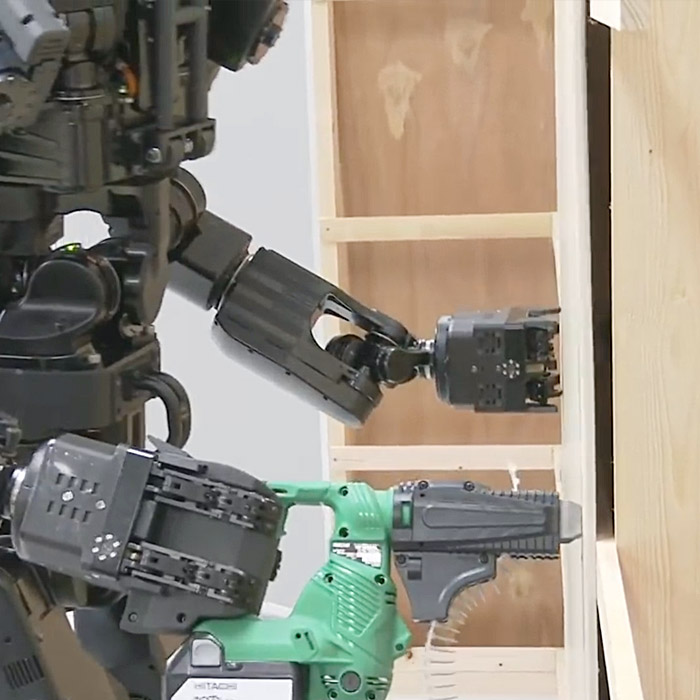 Humanoid construction robot