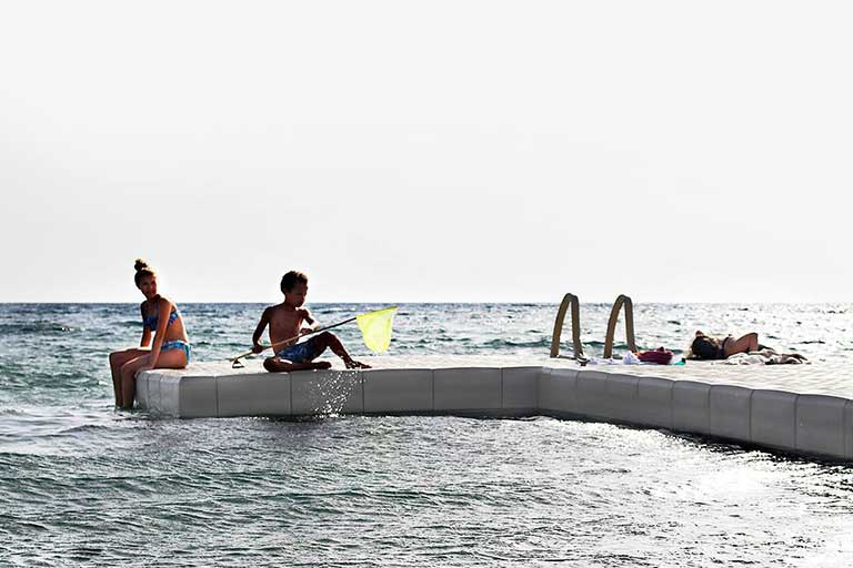 Safety features of Candock: excellent stability and anti-skid surface.