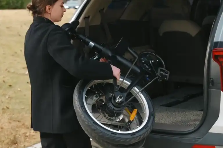 Fold or unfold in just 10 seconds! The KOSMOS E-Bike is perfect for commuting and travel.