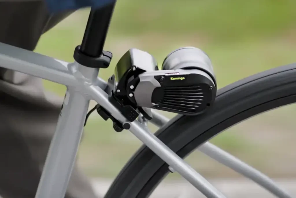 The motor of the Kamingo e-bike kit mounts securely to the seat stay with no tools required.